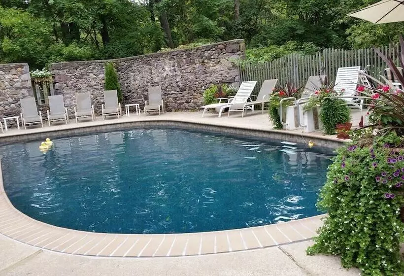 Pineapple Hill Inn Bed & Breakfast