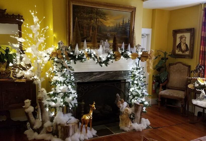 Pineapple Hill Inn Bed & Breakfast