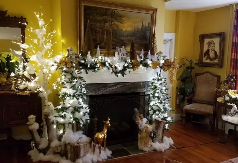 Pineapple Hill Inn Bed & Breakfast