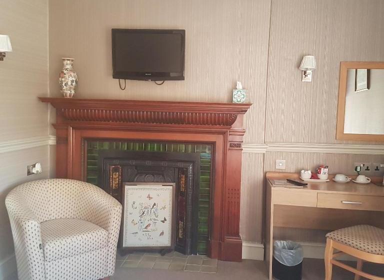 Fox And Pheasant Inn