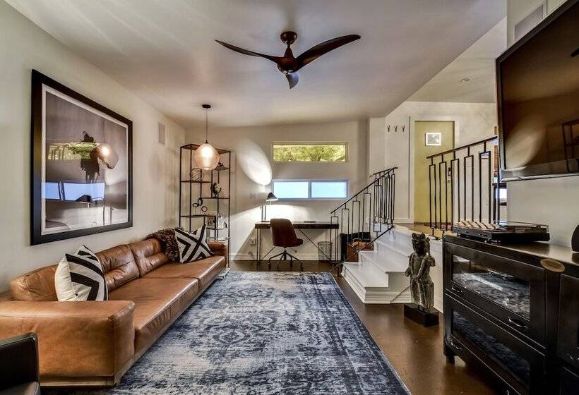 The Eastside Lodge Austin