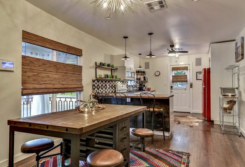 The Eastside Lodge Austin