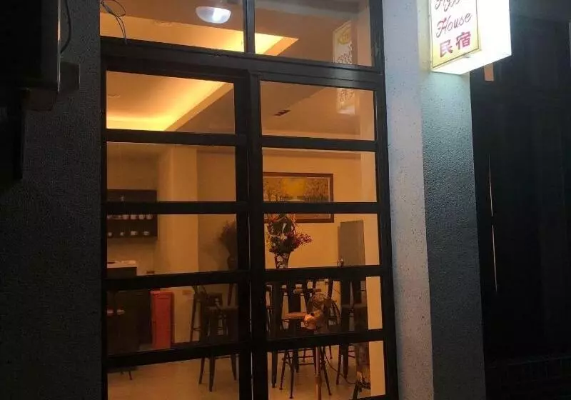 تختخواب و صبحانه Hygge House