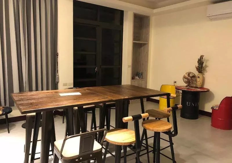 تختخواب و صبحانه Hygge House