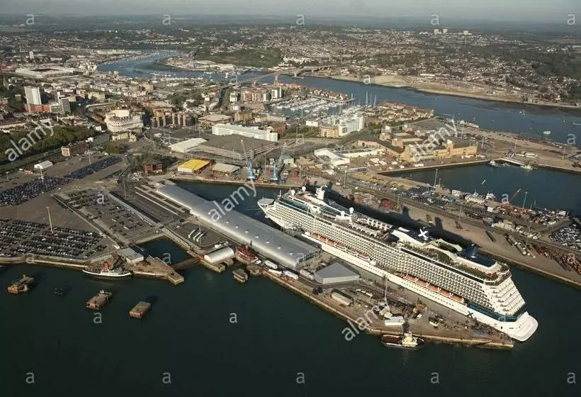 Freemantle Solent Lodge