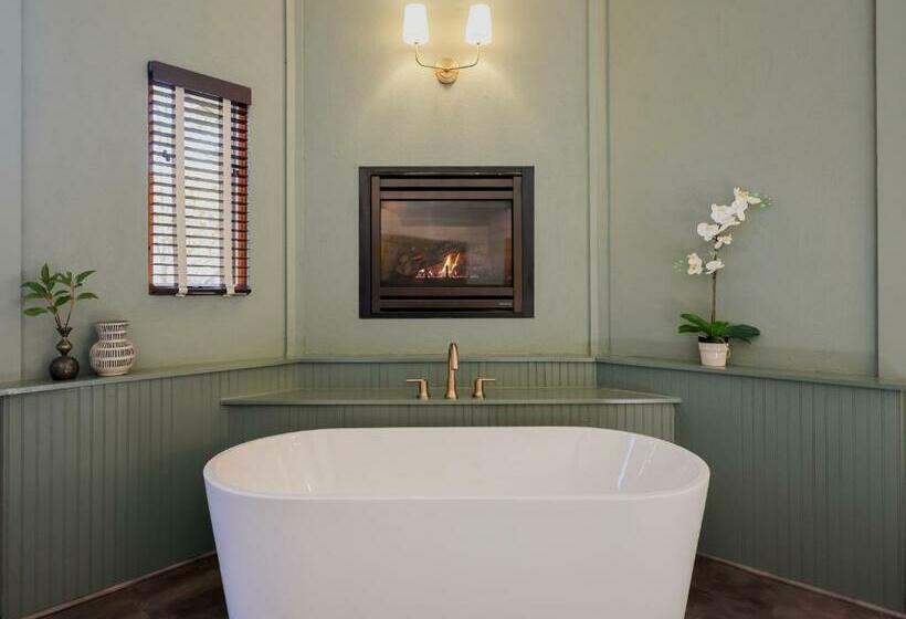 مبيت وإفطار Outland Chalet & Suites Great Smoky Mountains