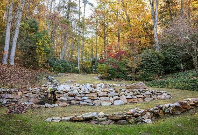 مبيت وإفطار Outland Chalet & Suites Great Smoky Mountains