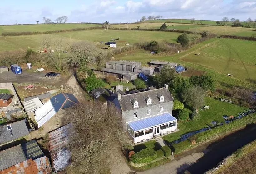 تختخواب و صبحانه Trenethick