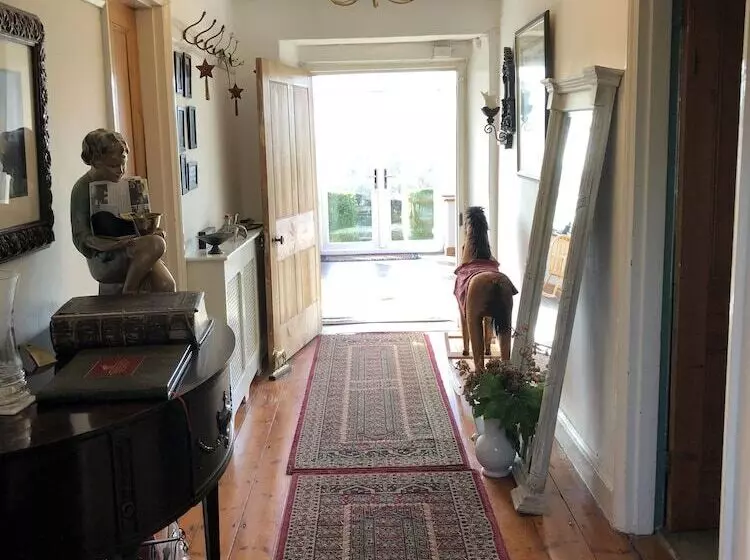 تختخواب و صبحانه Trenethick