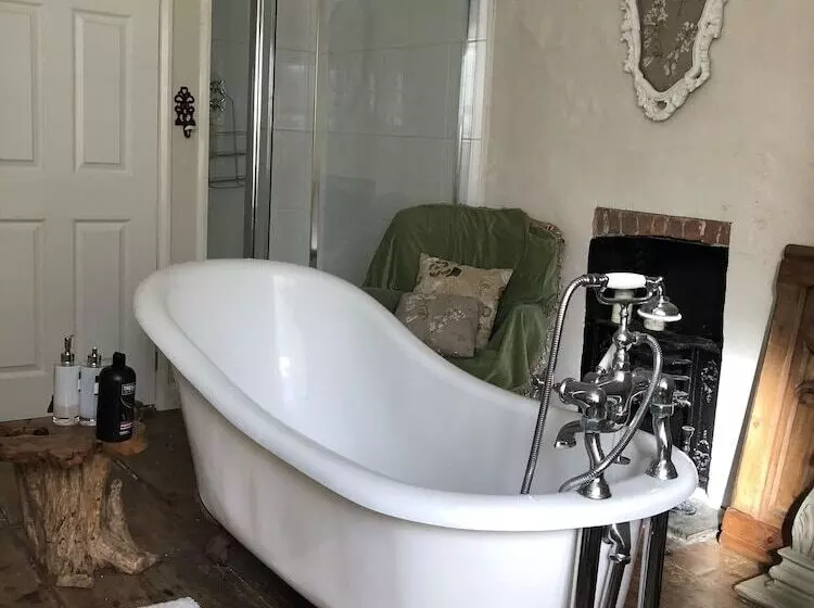 تختخواب و صبحانه Trenethick