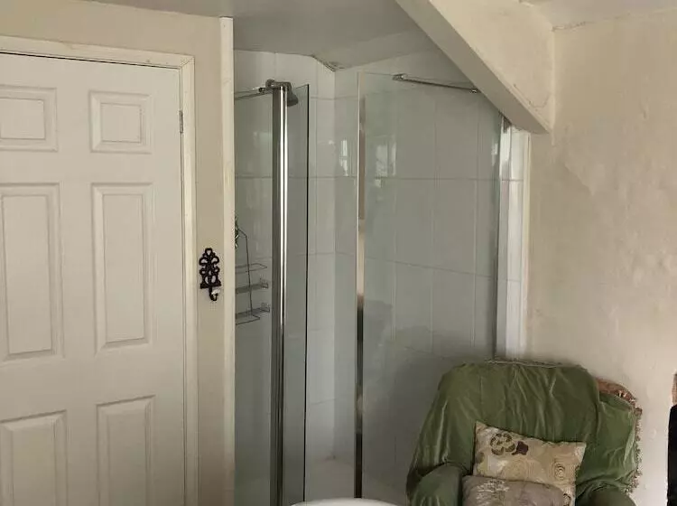 تختخواب و صبحانه Trenethick