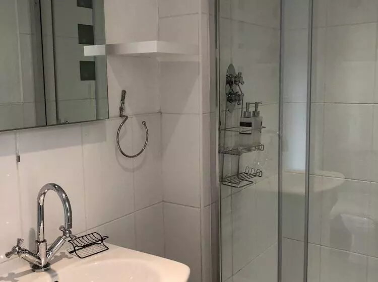 تختخواب و صبحانه Trenethick