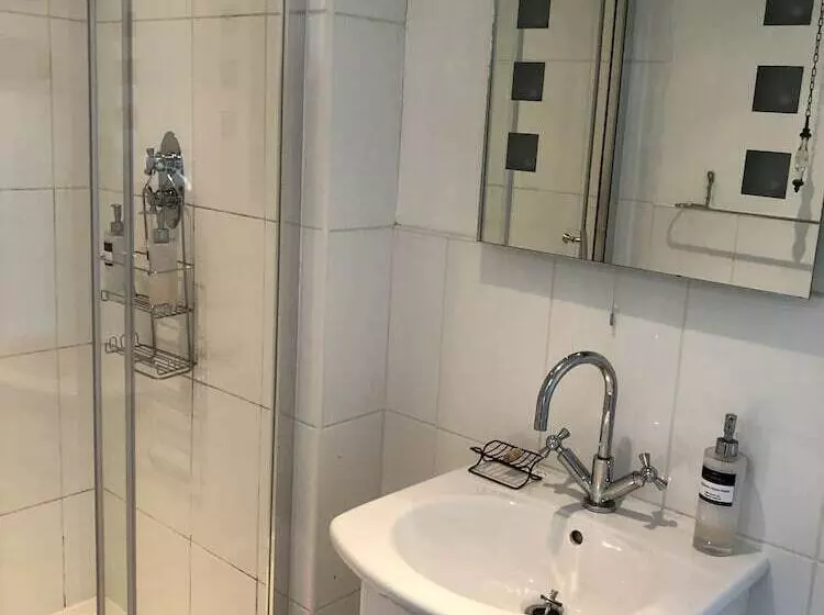 تختخواب و صبحانه Trenethick