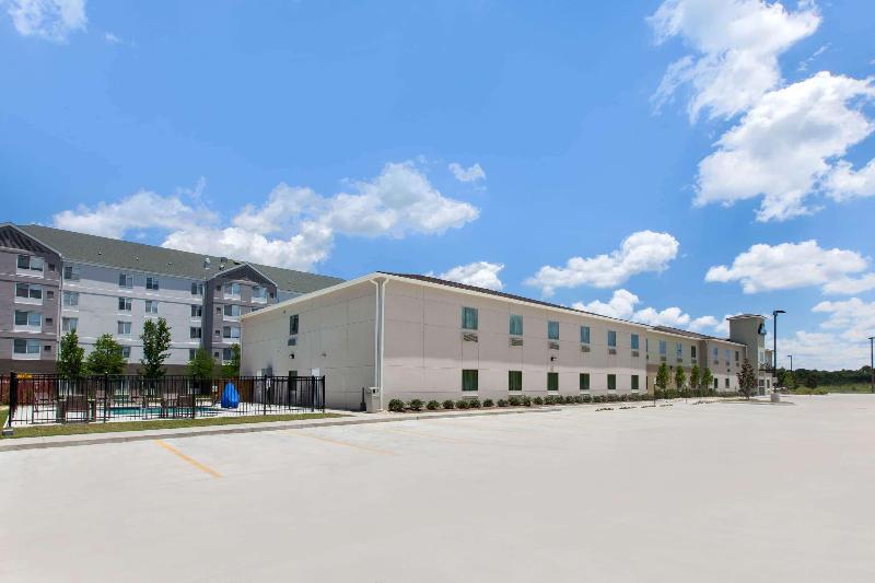 בית מלון כפרי Days Inn By Wyndham Baton Rouge Airport