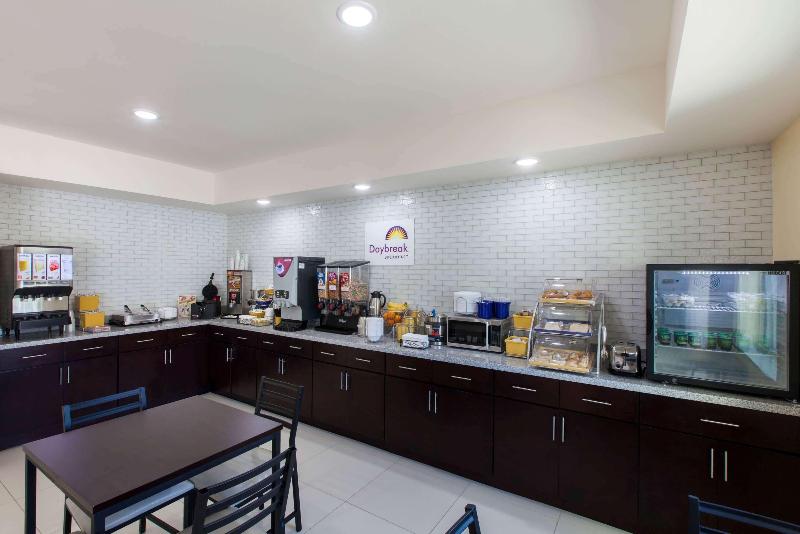 בית מלון כפרי Days Inn By Wyndham Baton Rouge Airport