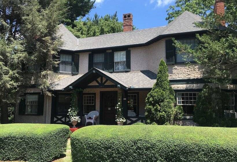 Pinecrest Bed & Breakfast