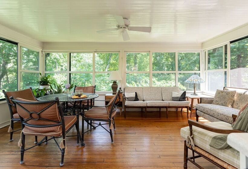 Pinecrest Bed & Breakfast