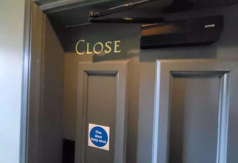 簡易ホテル The Black Hat