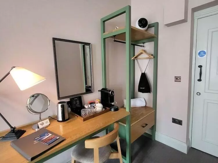 簡易ホテル The Black Hat