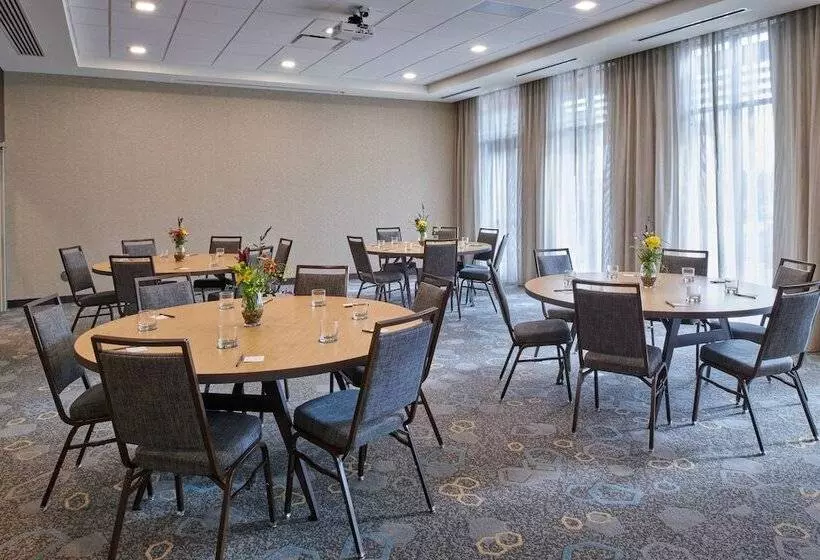 ホテル Courtyard By Marriott Petoskey At Victories Square