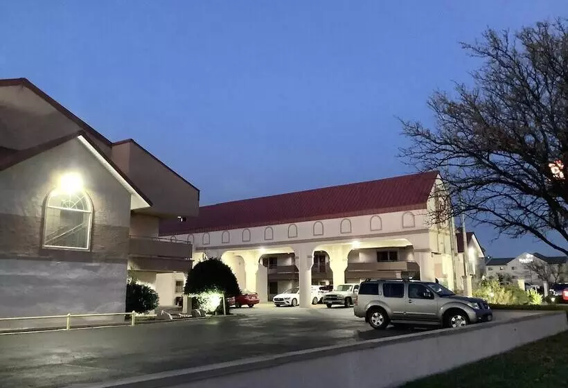 هتل The Executive Inn & Suites
