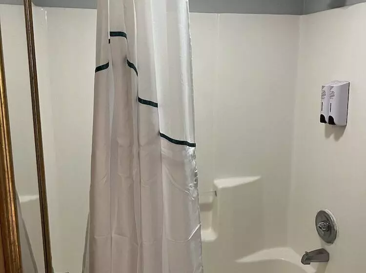 هتل The Executive Inn & Suites