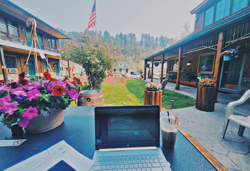 فندق على الطريق Cedar Wood Inn