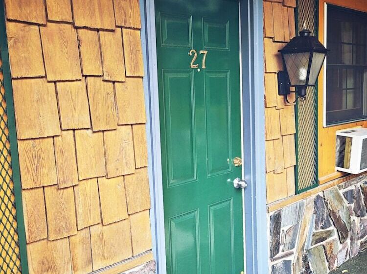 فندق على الطريق Cedar Wood Inn