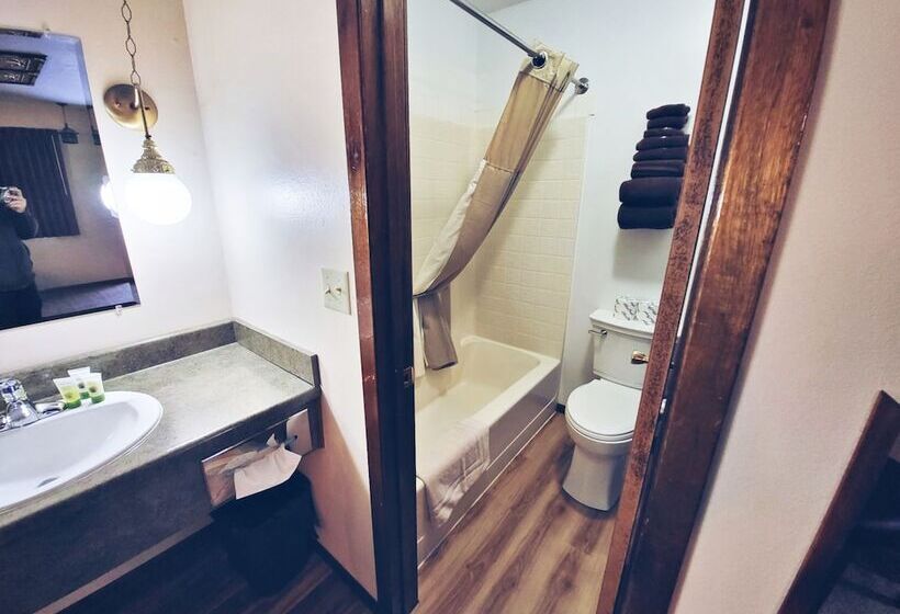 فندق على الطريق Cedar Wood Inn