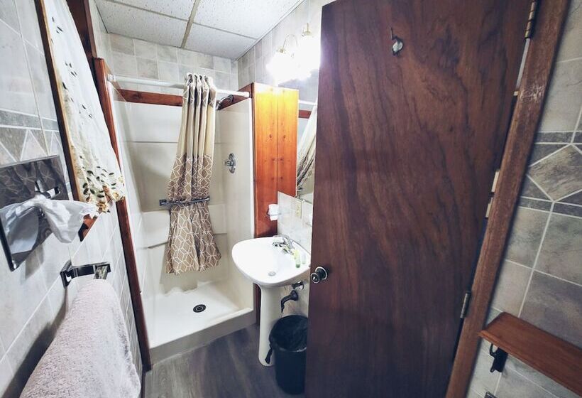 فندق على الطريق Cedar Wood Inn