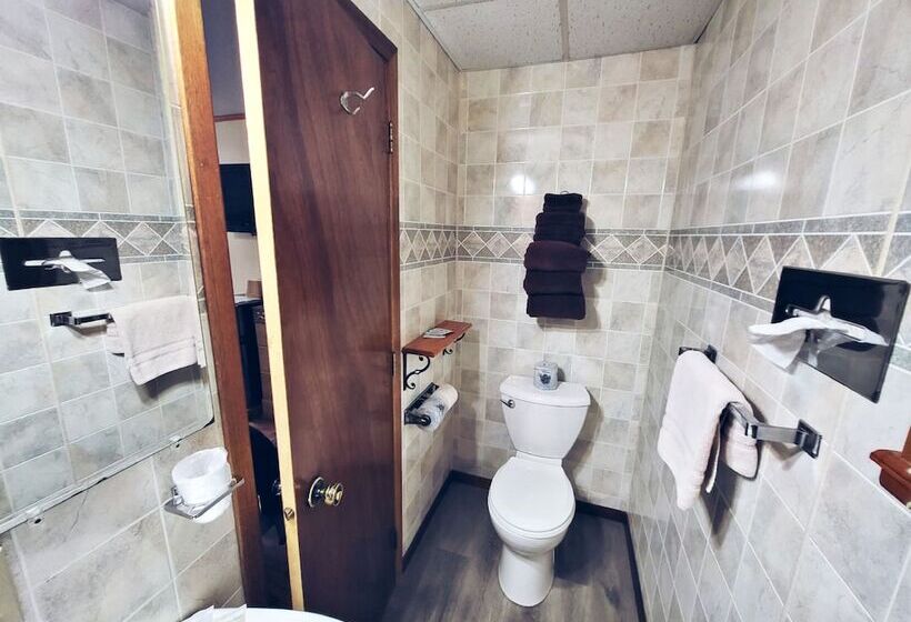 فندق على الطريق Cedar Wood Inn