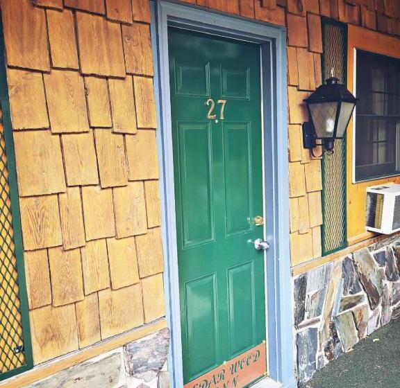 فندق على الطريق Cedar Wood Inn