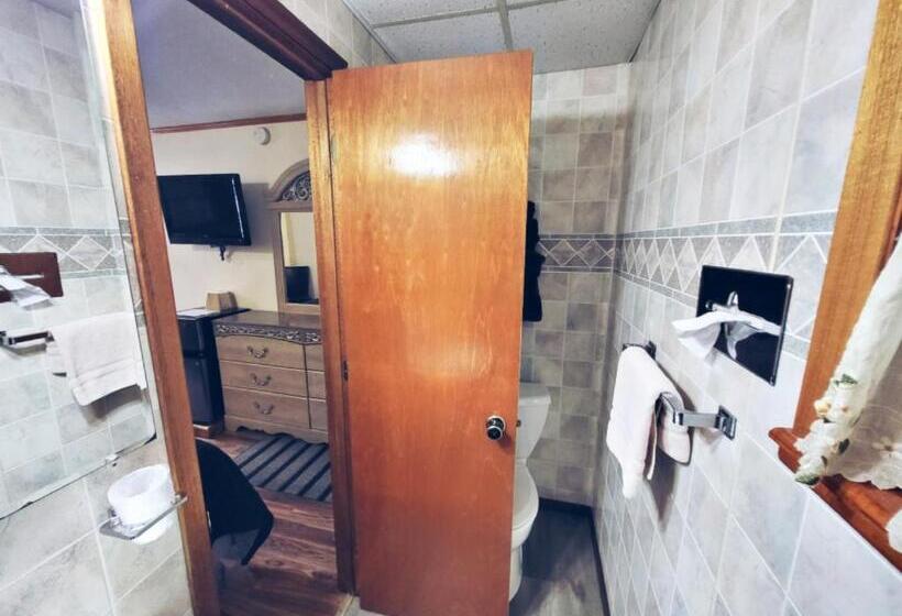 فندق على الطريق Cedar Wood Inn