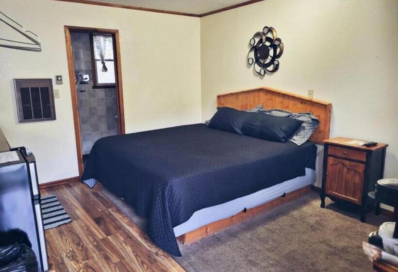 فندق على الطريق Cedar Wood Inn