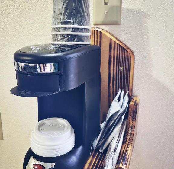 فندق على الطريق Cedar Wood Inn