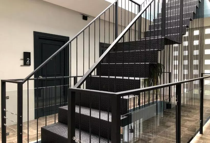 پانسیون Goodnight Poshtel + Free Netflix