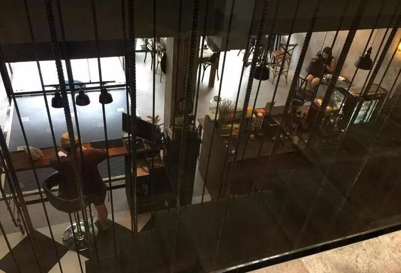 پانسیون Goodnight Poshtel + Free Netflix