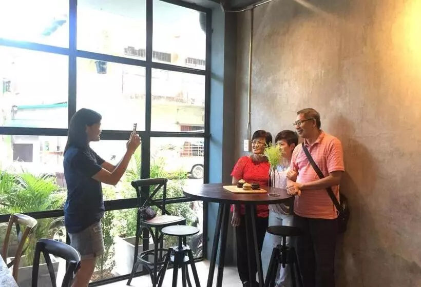 پانسیون Goodnight Poshtel + Free Netflix