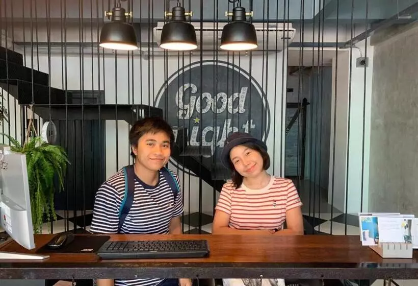 پانسیون Goodnight Poshtel + Free Netflix