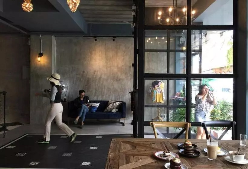 پانسیون Goodnight Poshtel + Free Netflix