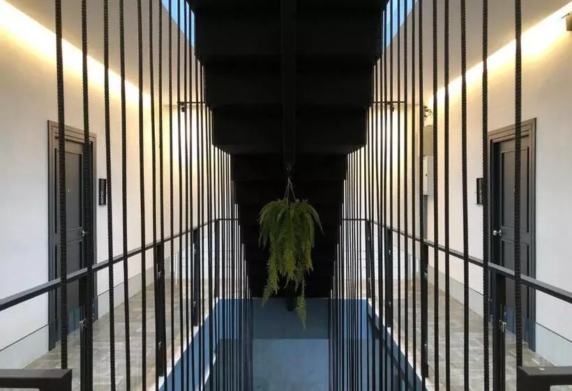 پانسیون Goodnight Poshtel + Free Netflix