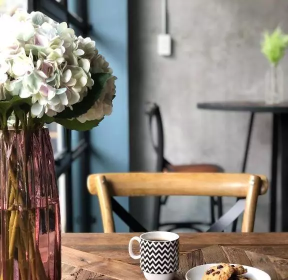 پانسیون Goodnight Poshtel + Free Netflix