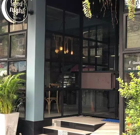 پانسیون Goodnight Poshtel + Free Netflix