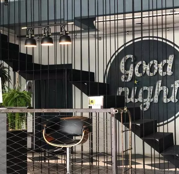 پانسیون Goodnight Poshtel + Free Netflix