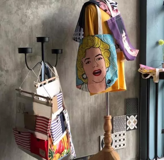 پانسیون Goodnight Poshtel + Free Netflix