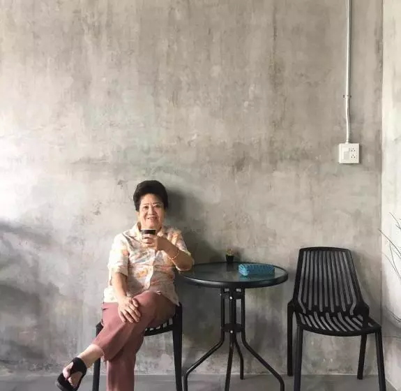 پانسیون Goodnight Poshtel + Free Netflix