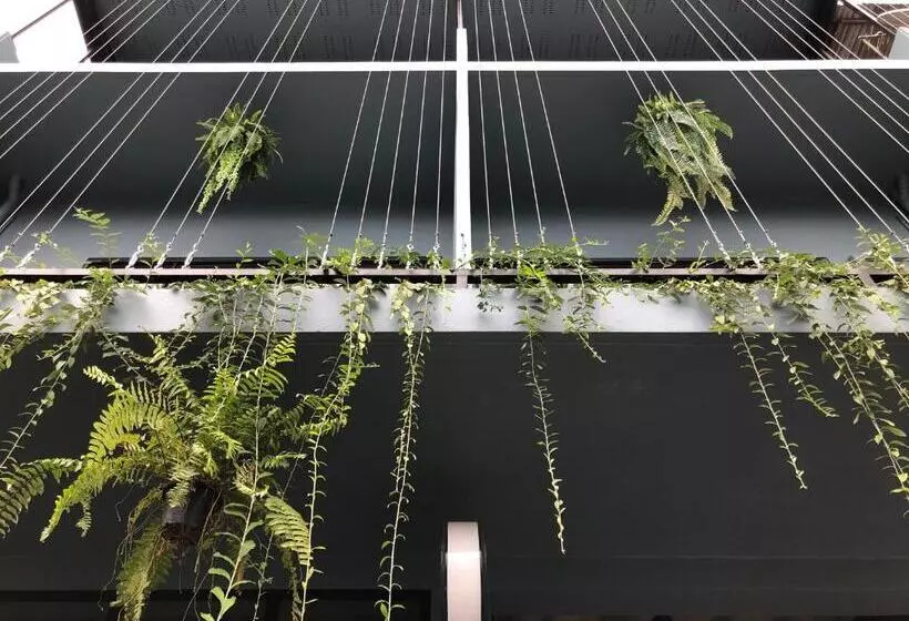 پانسیون Goodnight Poshtel + Free Netflix