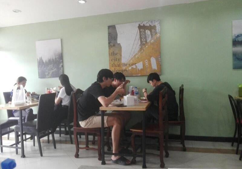 호텔 At Home Place