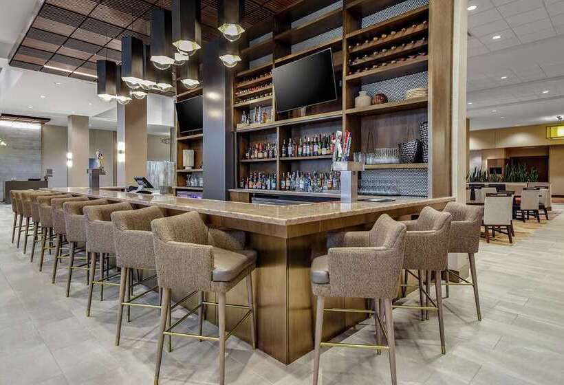 호텔 Embassy Suites By Hilton Jonesboro Red Wolf Convention Center