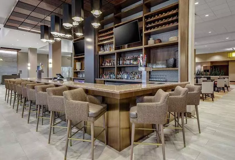 ホテル Embassy Suites By Hilton Jonesboro Red Wolf Convention Center